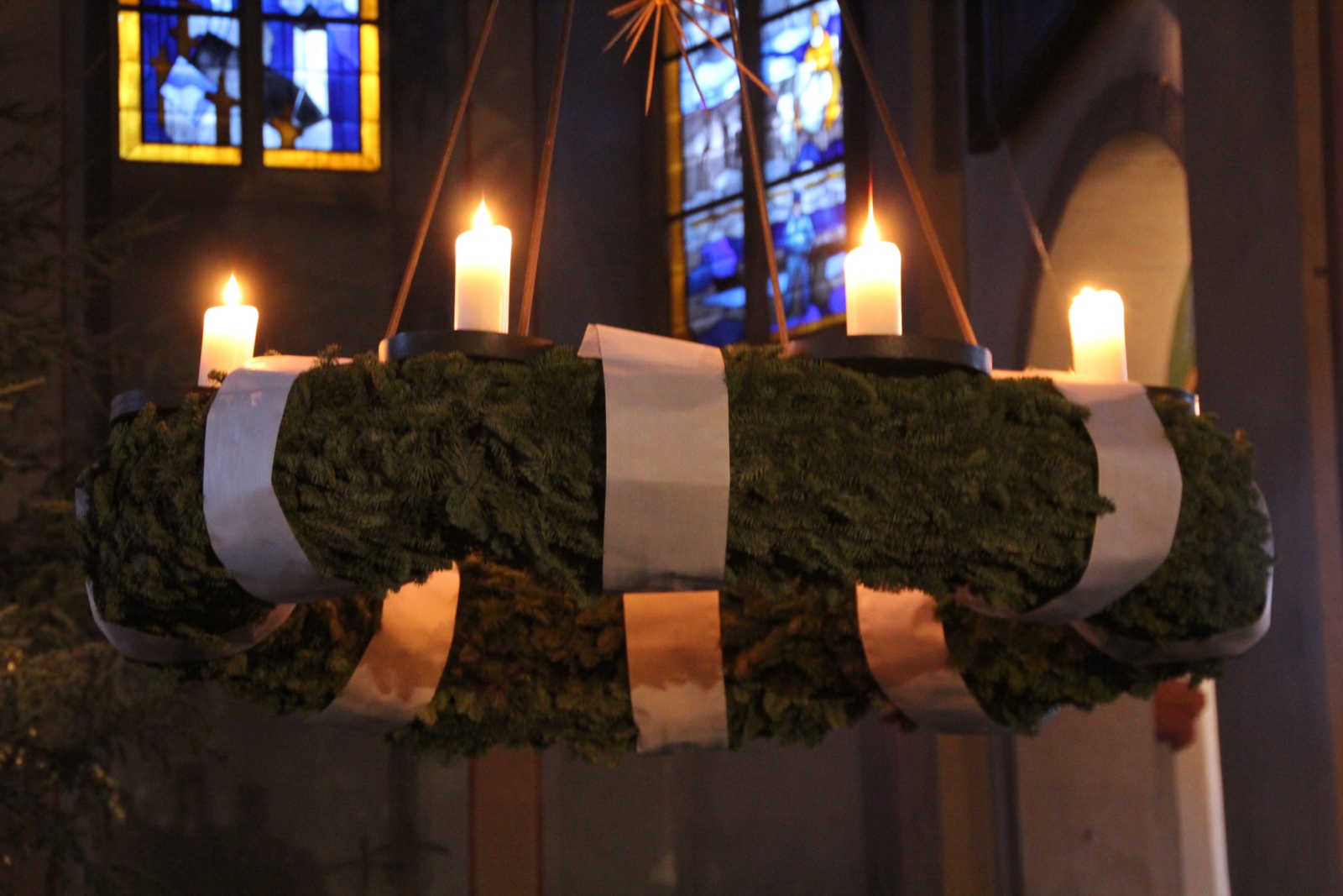 Adventskranz in der Kirche,
alle vier Kerzen leuchten,